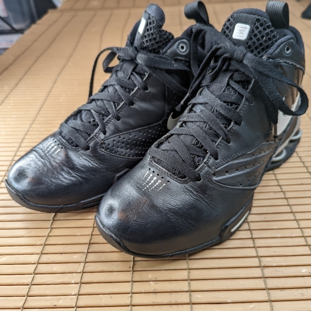 Nike Shox 407636-001 Black/White Metallic Women's Size 9 Basketball. Great condi